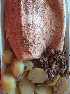 Una foto de Salmón al vapor, sobre cama de patatas y champiñones