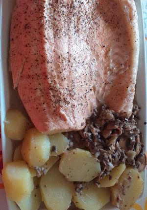 Una foto de Salmón al vapor, sobre cama de patatas y champiñones