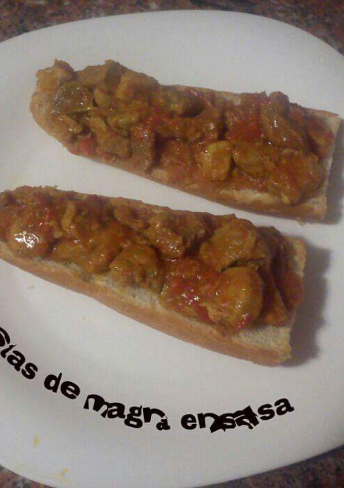 Una foto de Tostas de magra en salsa