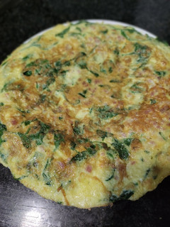 Una foto de Tortilla de espinacas y jamón