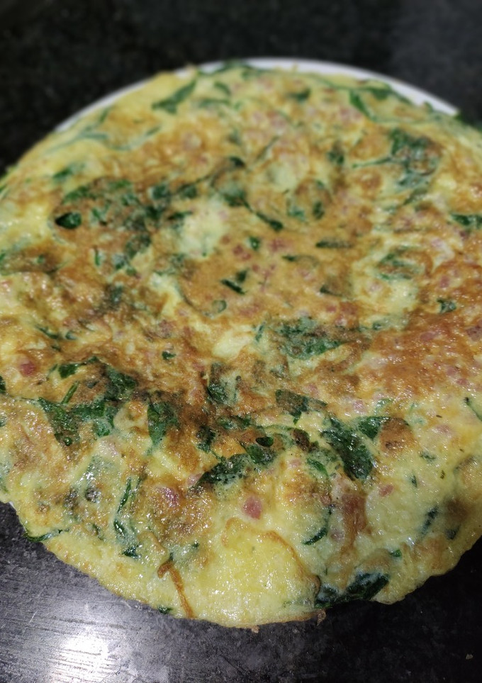Una foto de Tortilla de espinacas y jamón