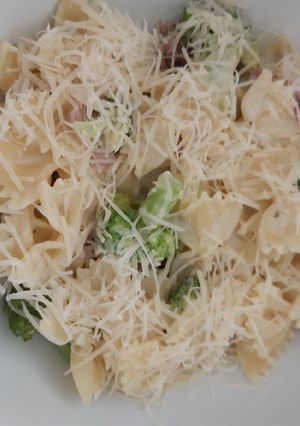 Una foto de Farfalle con brócoli y tocineta 🥦🥓