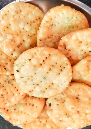 मठरी (Mathri recipe in marathi) रेसिपी चे मुख्य फोटो 
