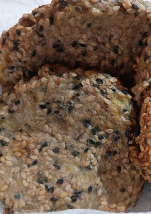 Una foto de Galletitas de bananas y sésamos mixtos (integral, negro y blanco)