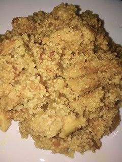 Una foto de Cous cous con pollo, cebolla y calabacín