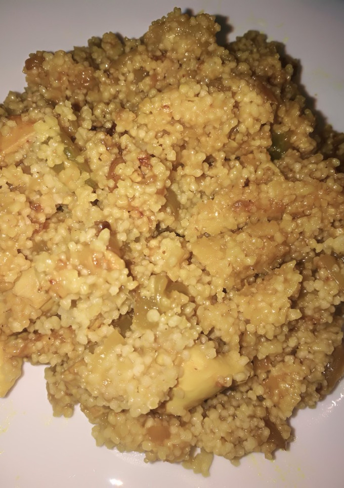 Una foto de Cous cous con pollo, cebolla y calabacín