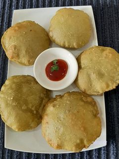 पालक पुरी (palak puri recipe in marathi) रेसिपी चे मुख्य फोटो