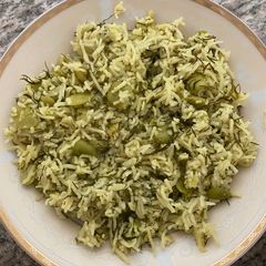 A picture of Rice with dill and broad beans called in Arabic (تمن باقلاء).