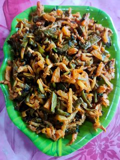 সব্জী দিয়ে কাঁচকি মাছ (sabji diye kanchki mach bhaja recipe in Bengali) রেসিপির প্রধান ছবি