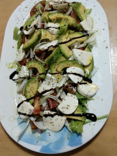 Una foto de Ensalada de mozzarella y aguacate