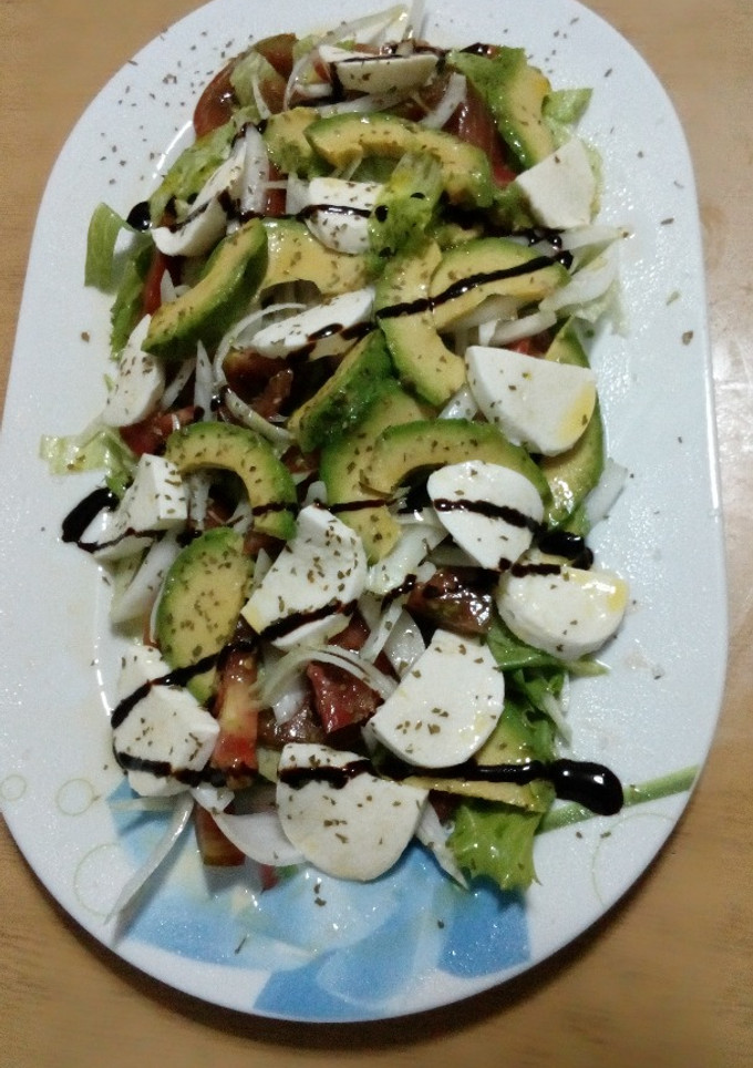 Una foto de Ensalada de mozzarella y aguacate