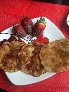 Una foto de Pancakes de banana🥞🍓y fresas con nutella