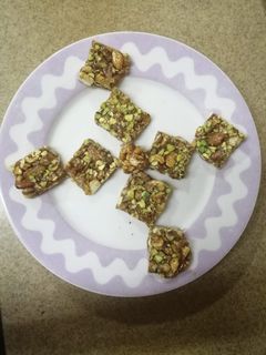 મિક્સ ડ્રાયફ્રુટસ ચીકી (Mix Dryfruits Chiki Recipe In Gujarati) રેસીપી મુખ્ય ફોટો