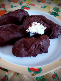 Foto di Dolcetti al cocco ricoperti di cioccolato