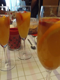 Una foto de Agua de Valencia con fresas