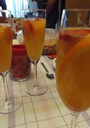 Una foto de Agua de Valencia con fresas