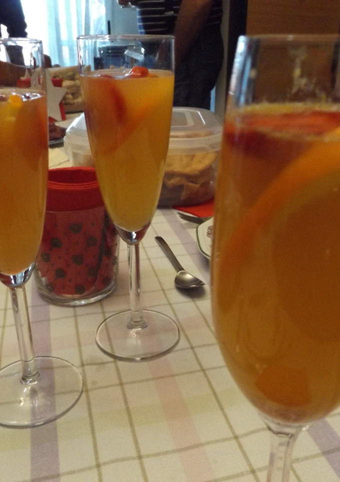 Una foto de Agua de Valencia con fresas