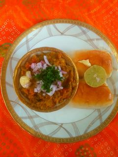 पाव-भाजी (pav bhaji recipe in marathi) रेसिपी चे मुख्य फोटो 