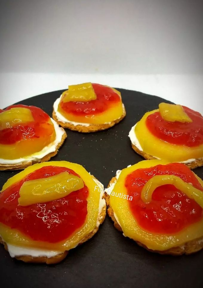 Una foto de Canapé de kiwi y pimientos confitados