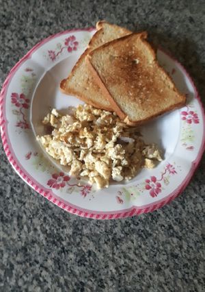 A picture of Pan toast with scrambled eggs.