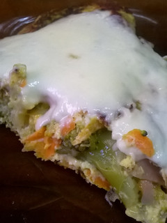 Una foto de Tortilla fácil de brócoli y zanahoria