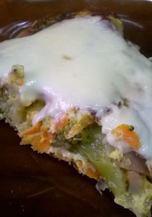 Una foto de Tortilla fácil de brócoli y zanahoria