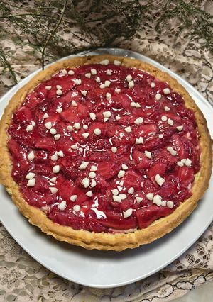 Una foto de Tarta Con Crema Pastelera Y Compota De Frutillas ❤️🍓 Mamá 🍓❤️