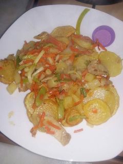 Una foto de Revuelto de patatas y verdura