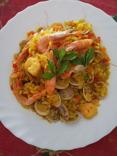 Una foto de Paella con almejas, gambas y langostinos