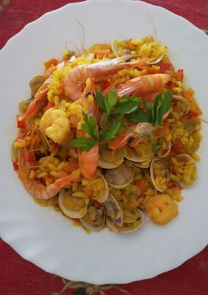 Una foto de Paella con almejas, gambas y langostinos