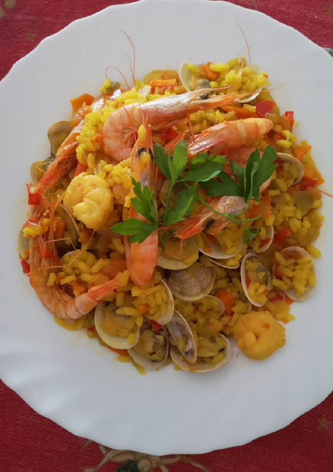 Una foto de Paella con almejas, gambas y langostinos
