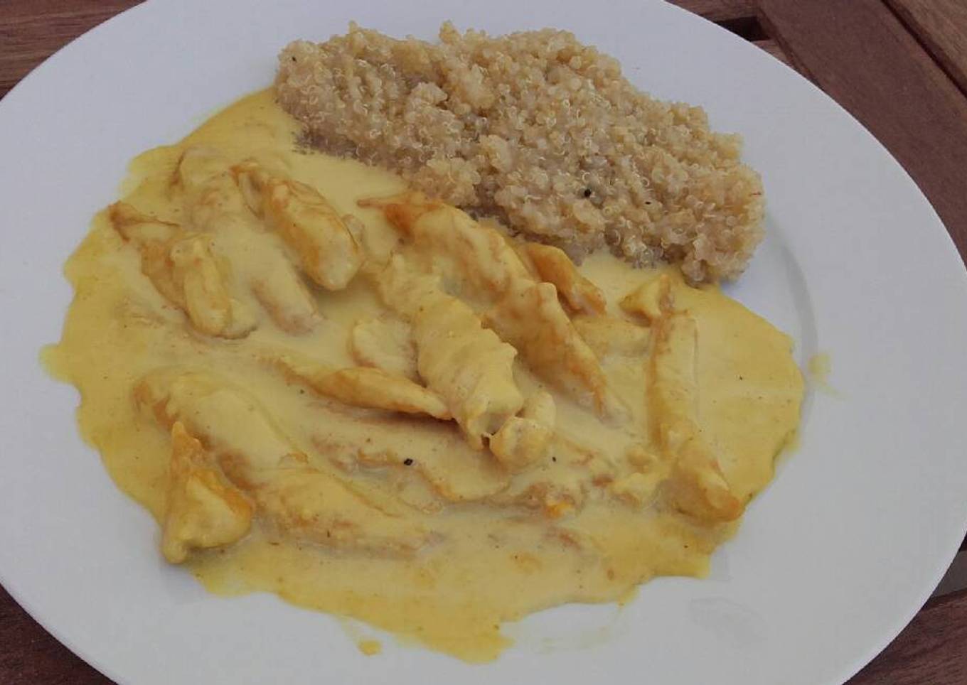 Pollo en salsa de curry con quinoa