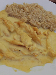 Una foto de Pollo en salsa de curry con quinoa