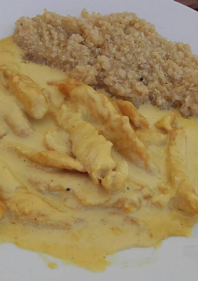 Una foto de Pollo en salsa de curry con quinoa