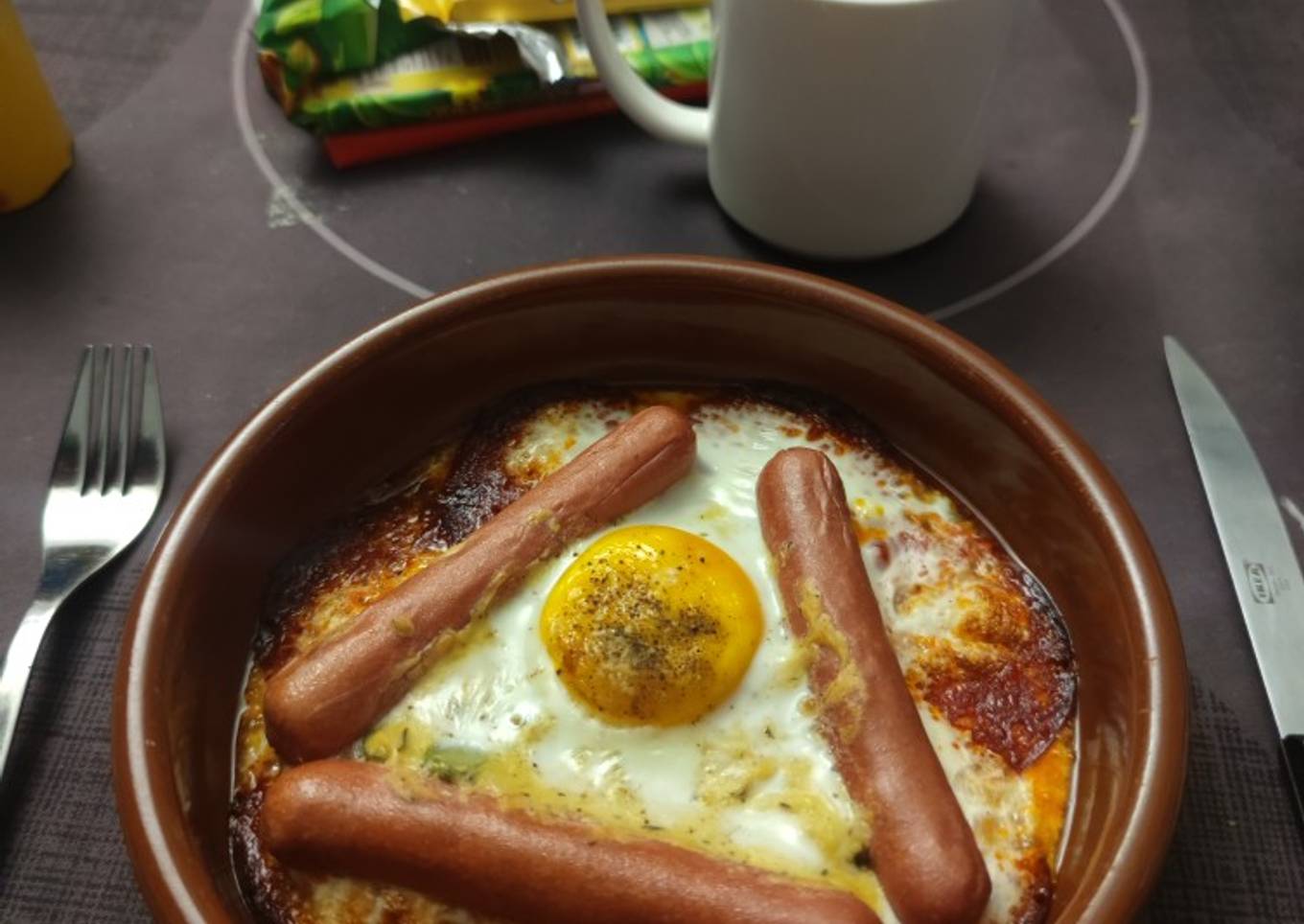 Huevos al horno con salchichas y mostaza