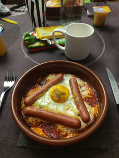Una foto de Huevos al horno con salchichas y mostaza