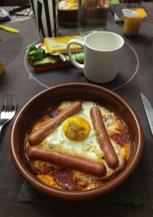 Foto principal de Huevos al horno con salchichas y mostaza