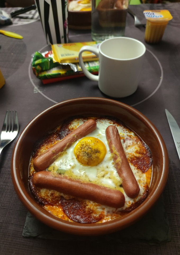 Una foto de Huevos al horno con salchichas y mostaza