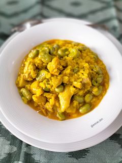 Una foto de Arroz meloso de pollo y habas
