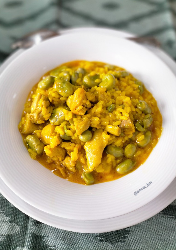 Una foto de Arroz meloso de pollo y habas