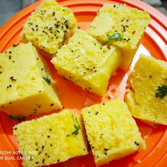 A picture of Suji Dhokla.