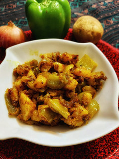 शिमला मिर्च आलू की सब्जी (Shimla mirch aloo ki sabzi recipe in Hindi) रेसिपी मुख्य फोटो
