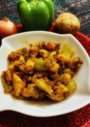 शिमला मिर्च आलू की सब्जी (Shimla mirch aloo ki sabzi recipe in Hindi) रेसिपी मुख्य फोटो