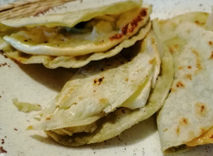 Una foto de Quesadillas de queso fresco y epazote 🧀