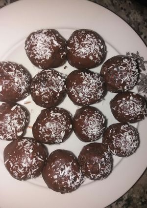 صورة لوصفة كرات التمر والمكسرات