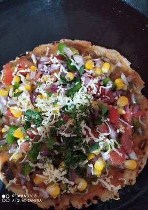 ભાખરી પીઝા (Bhakhri Pizza Recipe in Gujarati) રેસીપી મુખ્ય ફોટો