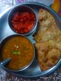 दाल टिक्कड़ और प्याज़ की चटनी