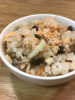 鮭魚菇菇炊飯 的食譜成品照片