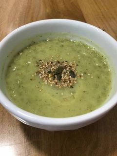 Una foto de • Crema de puerro y calabacín •