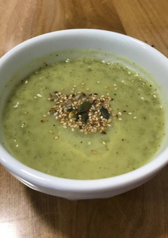 Una foto de • Crema de puerro y calabacín •